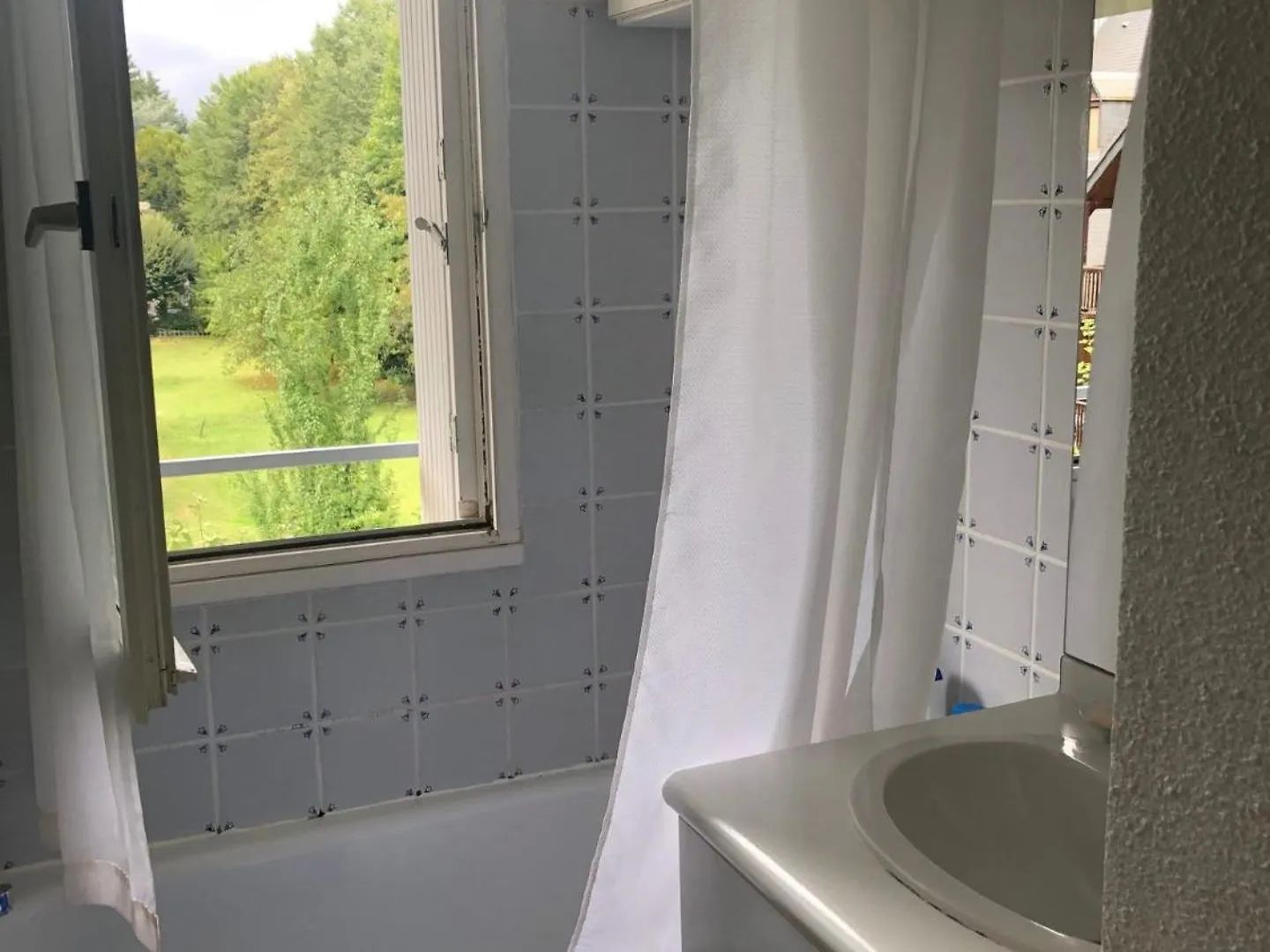 Les Jardins Du Casino T2 Bis- 4 Personnes-Tarif Cures Apartment Bagneres-de-Luchon France