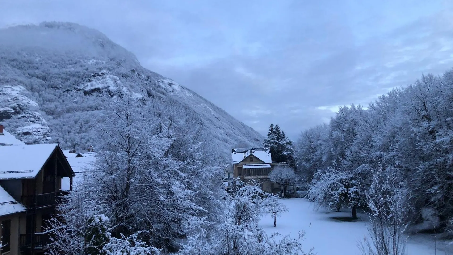 Les Jardins Du Casino T2 Bis- 4 Personnes-Tarif Cures Apartment Bagneres-de-Luchon